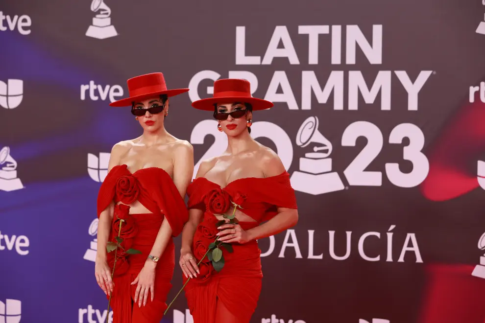 Pitty Bernad y Belah Bernad posan durante el photocall previo a la gala de entrega de los Latin Grammy 2023