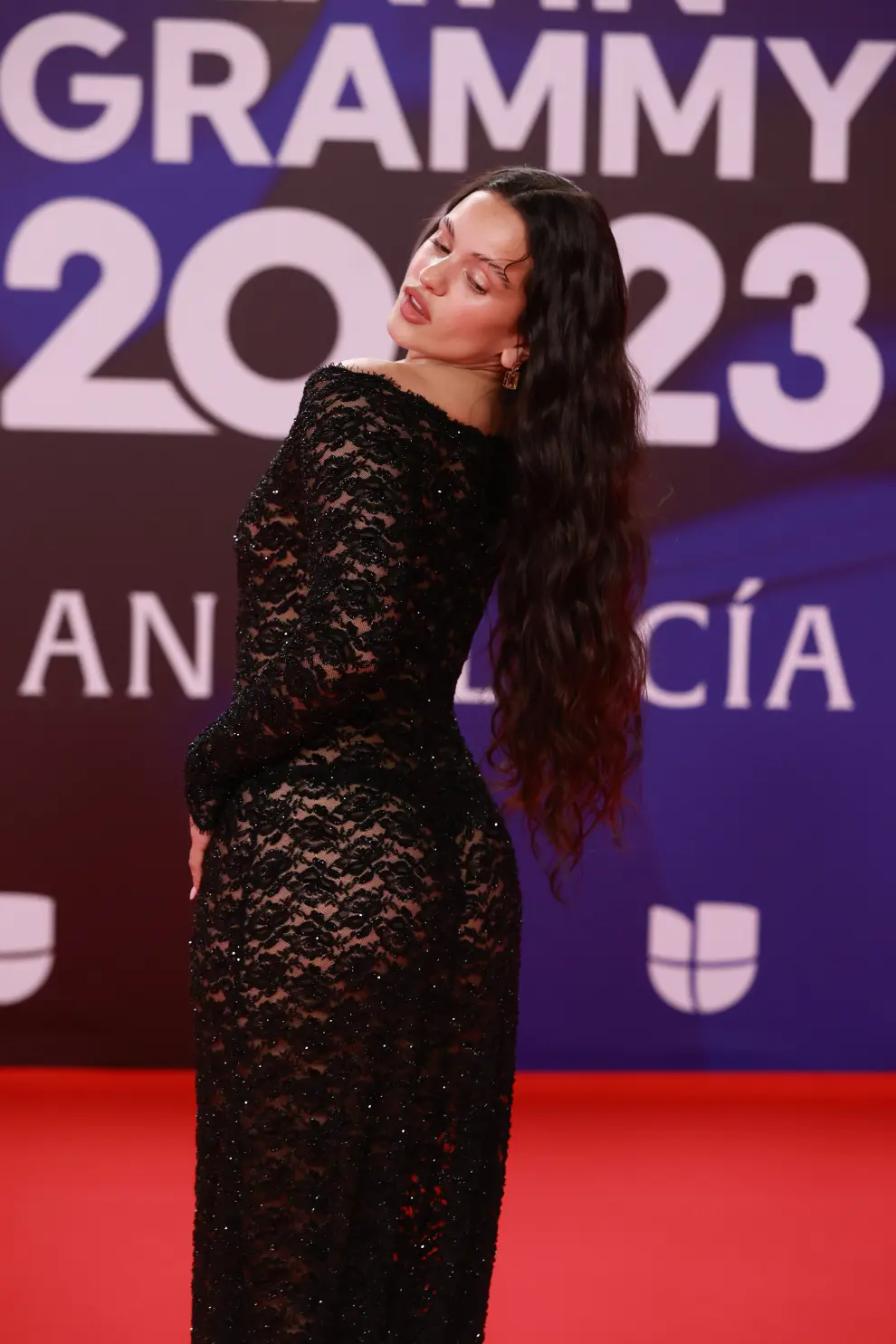 Rosalia posa durante el photocall previo a la gala de entrega de los Latin Grammy 2023