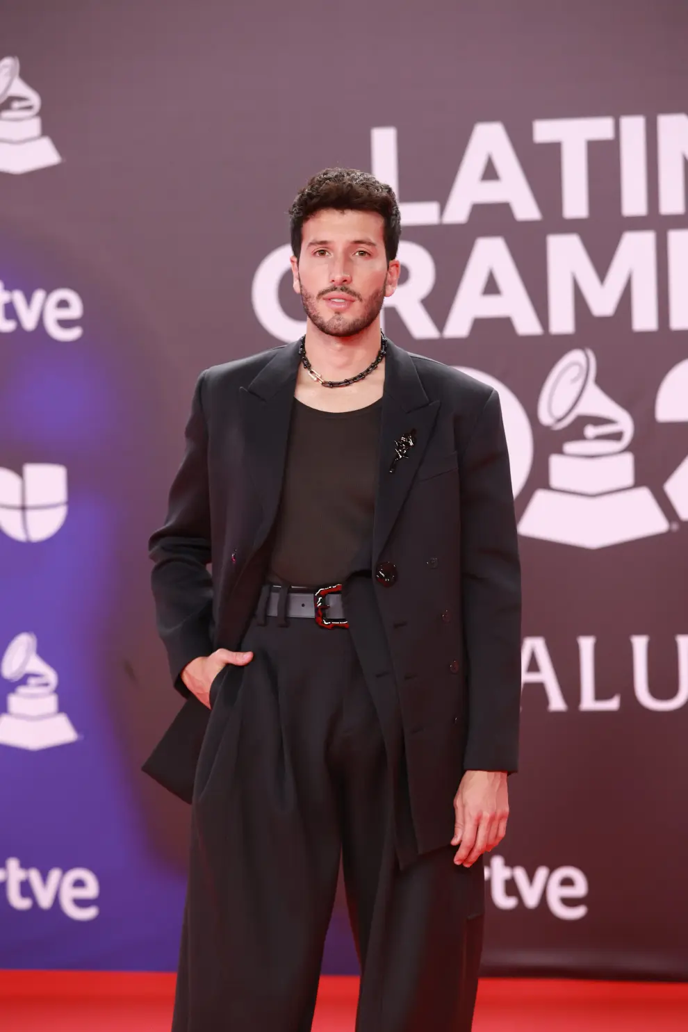 El cantante Sebastián Yatra posa para los fotógrafos en la alfombra roja de la gala anual de los Latin Grammy.