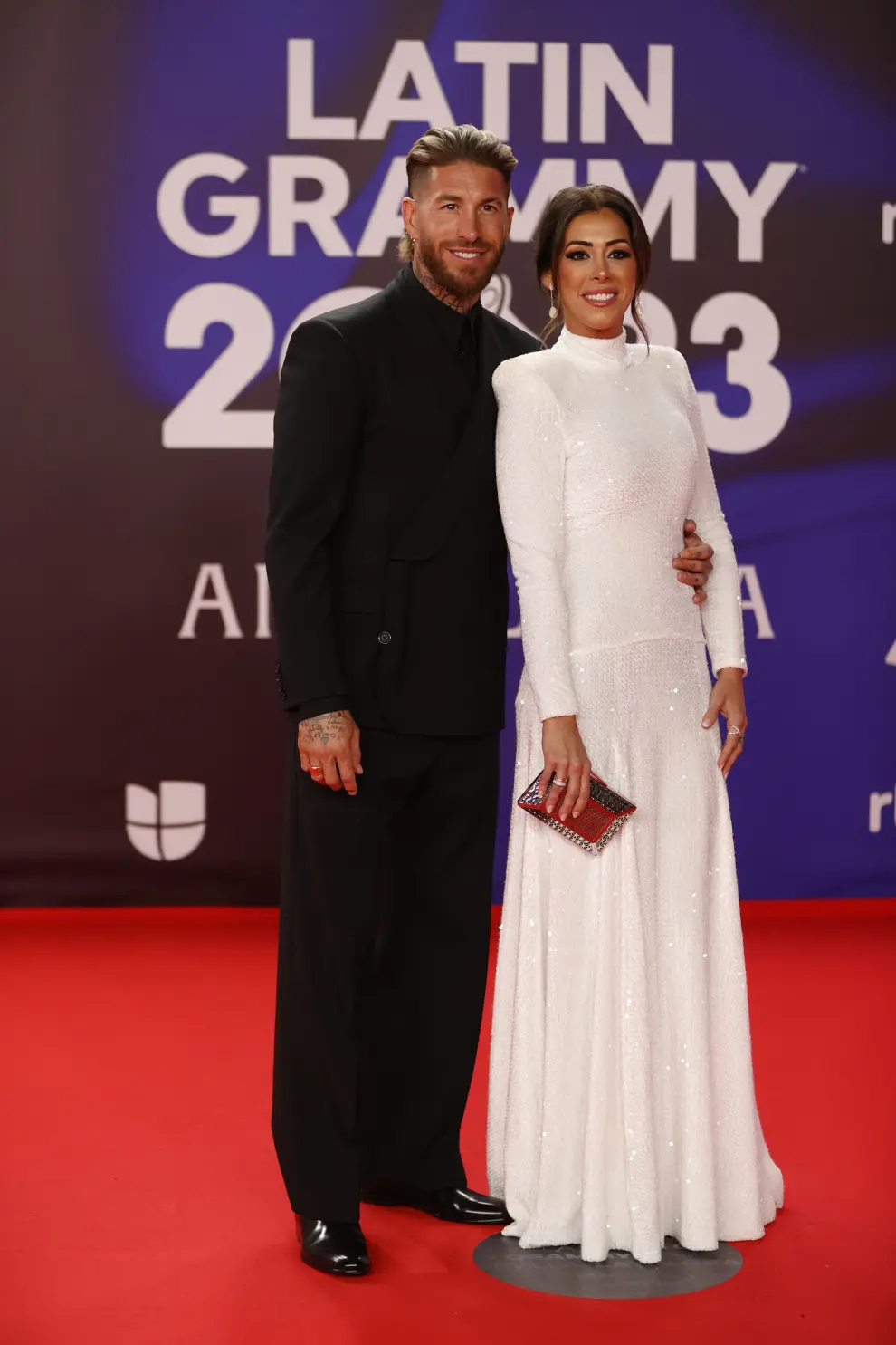 El futbolista Sergio Ramos y su hermana Miriam Ramos posan para los fotógrafos en la alfombra roja de la gala anual de los Latin Grammy.