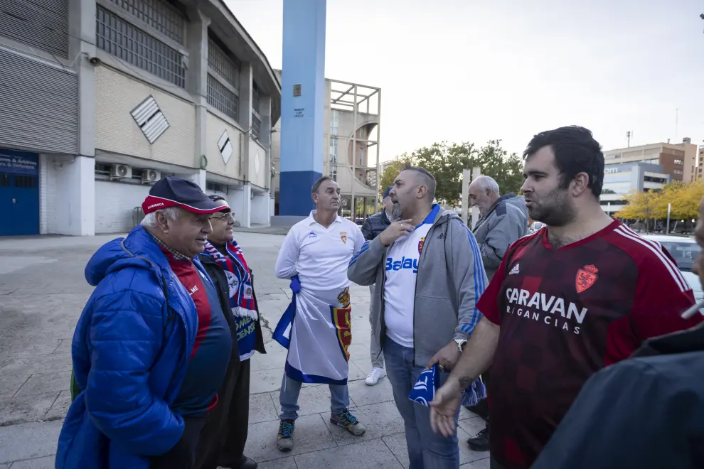 Encuentro de aficionados del Real Zaragoza y del Huesca en La Romareda antes del derbi aragonés