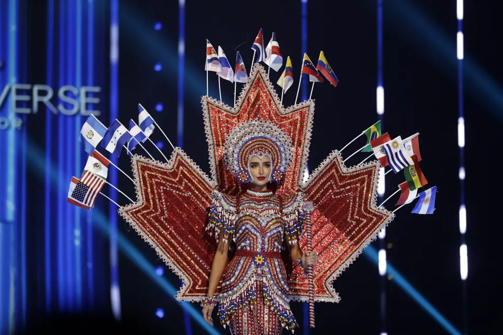 Miss Universo  Canadá, Madison Kvaltin, desfilando durante la gala de traje típico de Miss Universo 2023