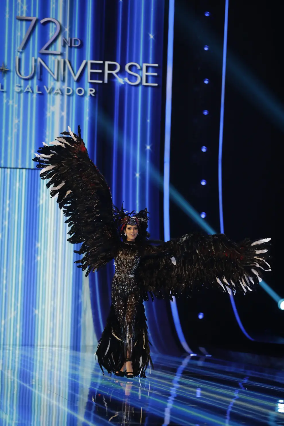 Miss Universo Chile, Celeste Viel, desfilando durante la gala de traje típico de Miss Universo 2023