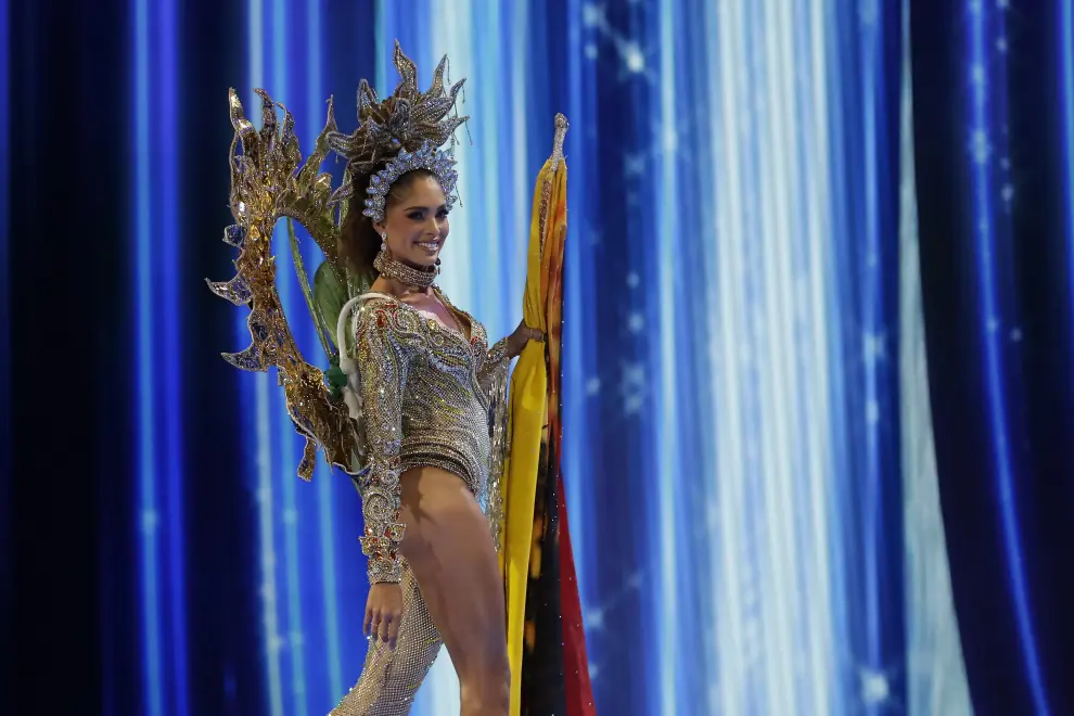 Miss Universo Colombia, Camila Avella, desfilando durante la gala de traje típico de Miss Universo 2023