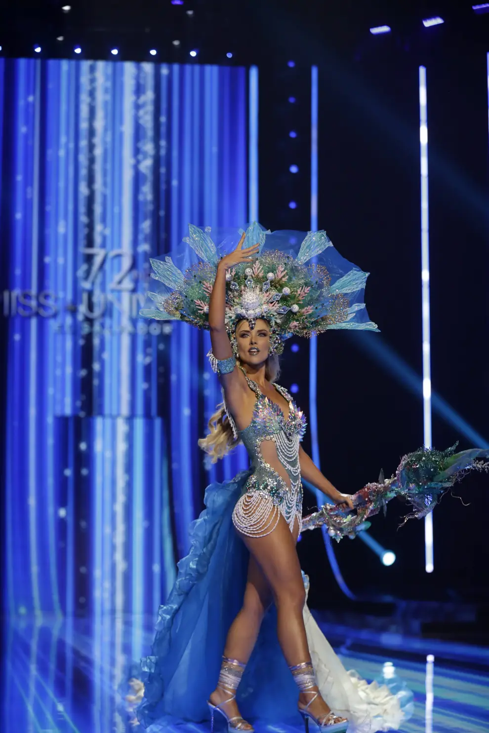 Miss Universo Costa Rica, Lisbeth Valverde, desfilando durante la gala de traje típico de Miss Universo 2023