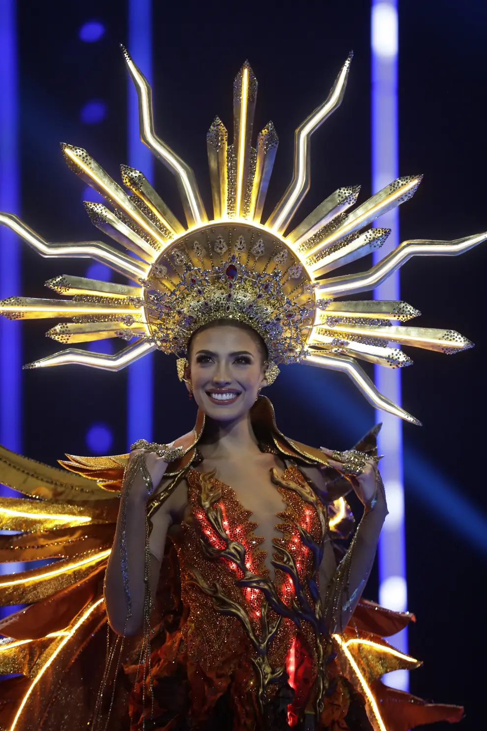 Miss Universo El Salvador, Isabella García-Manzo, desfilando durante la gala de traje típico de Miss Universo 2023