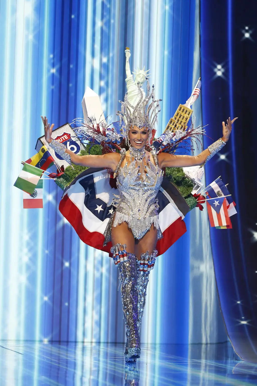 Miss Universo Estados Unidos, Noelia Voigt, desfilando durante la gala de traje típico de Miss Universo 2023