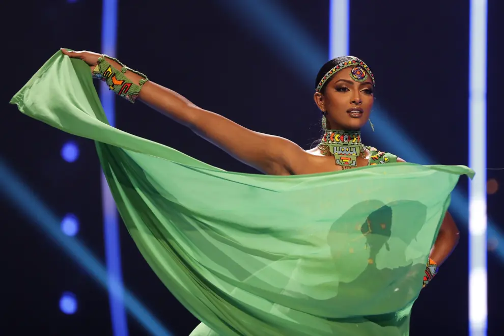 Miss Universo Sudáfrica, Bryoni Govender, desfilando durante la gala de traje típico de Miss Universo 2023