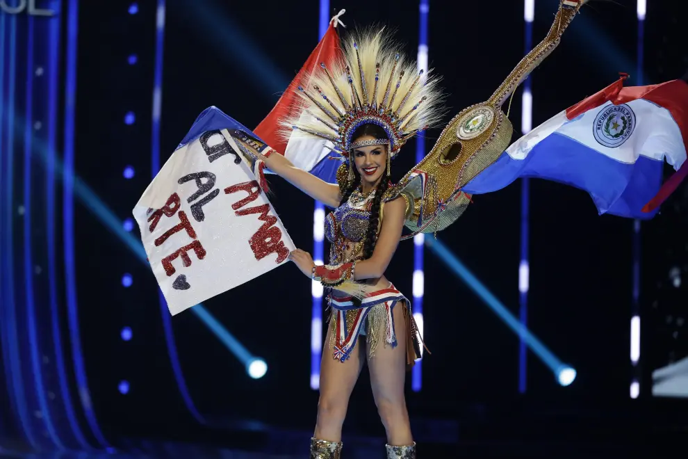 Miss Universo Sudáfrica, Elicena Andrada, desfilando durante la gala de traje típico de Miss Universo 2023