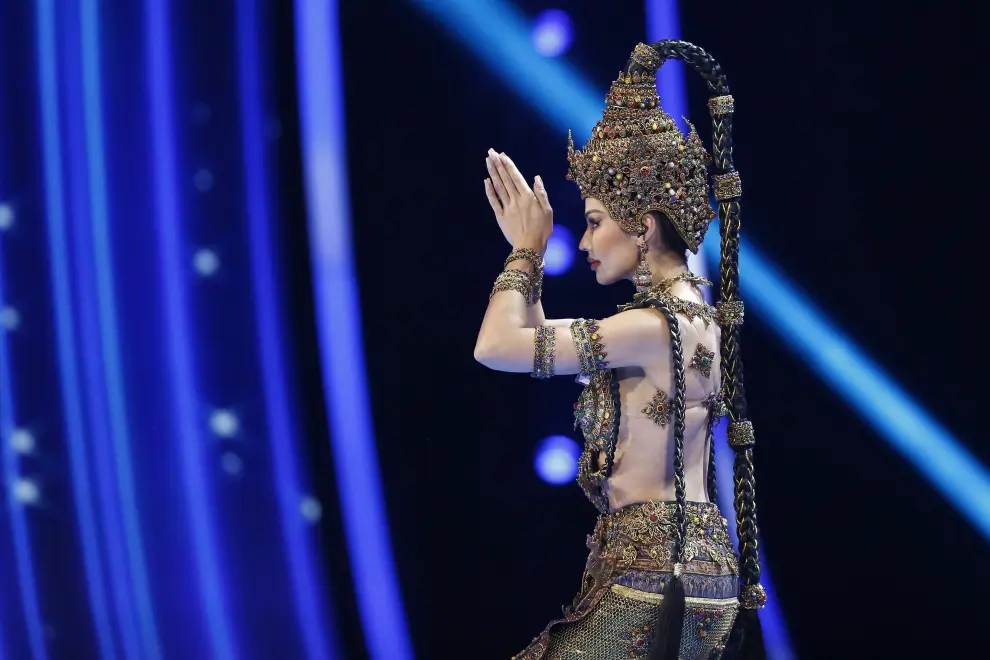 Miss Universo Tailandia, Anntonia Porsild, desfilando durante la gala de traje típico de Miss Universo 2023