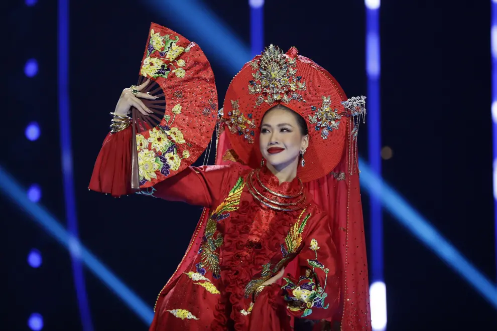 Miss Universo Vietnam, Quynh Hoa Bùi, desfilando durante la gala de traje típico de Miss Universo 2023