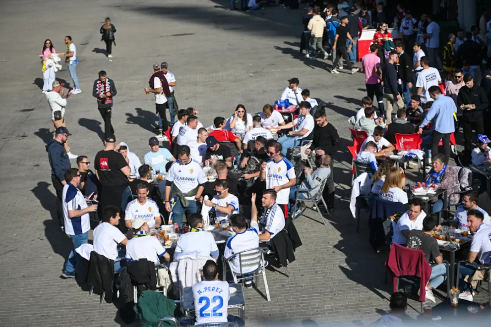 Comida de aficionados del Real Zaragoza en la plaza Miguel Merino antes del partido ante la SD Huesca