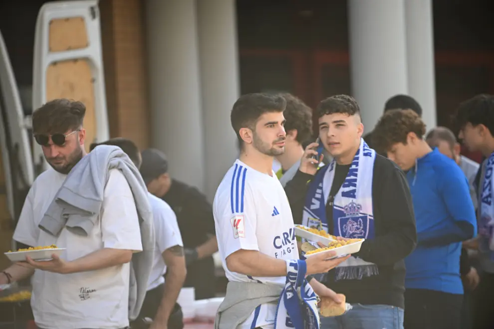 Comida de aficionados del Real Zaragoza en la plaza Miguel Merino antes del partido ante la SD Huesca