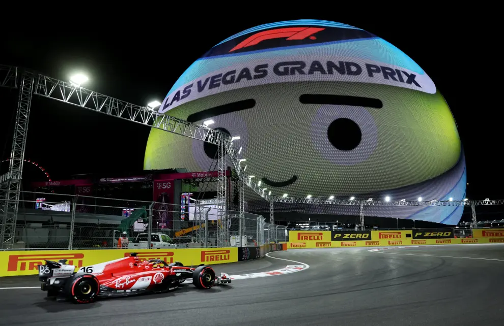 Formula One F1 - Las Vegas Grand Prix - Las Vegas Strip Circuit, Las Vegas, Nevada, U.S - November 18, 2023 Ferraris Charles Leclerc in action during qualifying REUTERS/Mike Blake [[[REUTERS VOCENTO]]] MOTOR-F1-LASVEGAS/