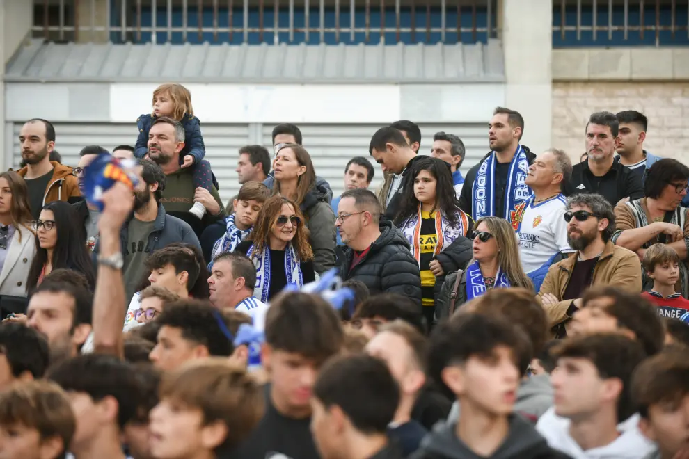 Los aficionados reciben al Real Zaragoza en La Romareda, escenario del partido contra la SD Huesca