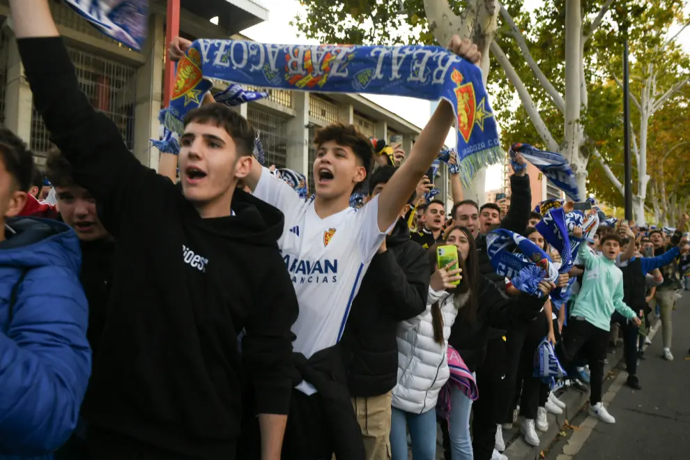 Los aficionados reciben al Real Zaragoza en La Romareda, escenario del partido contra la SD Huesca