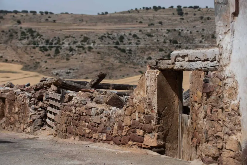 Muros derruidos y monte en Almohaja
