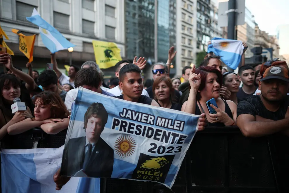Supporters of Argentine presidential candidate Javier Milei, gather outside his headquarters, during Argentinas runoff presidential election, in Buenos Aires, Argentina November 19, 2023. REUTERS/Agustin Marcarian [[[REUTERS VOCENTO]]] ARGENTINA-ELECTION/