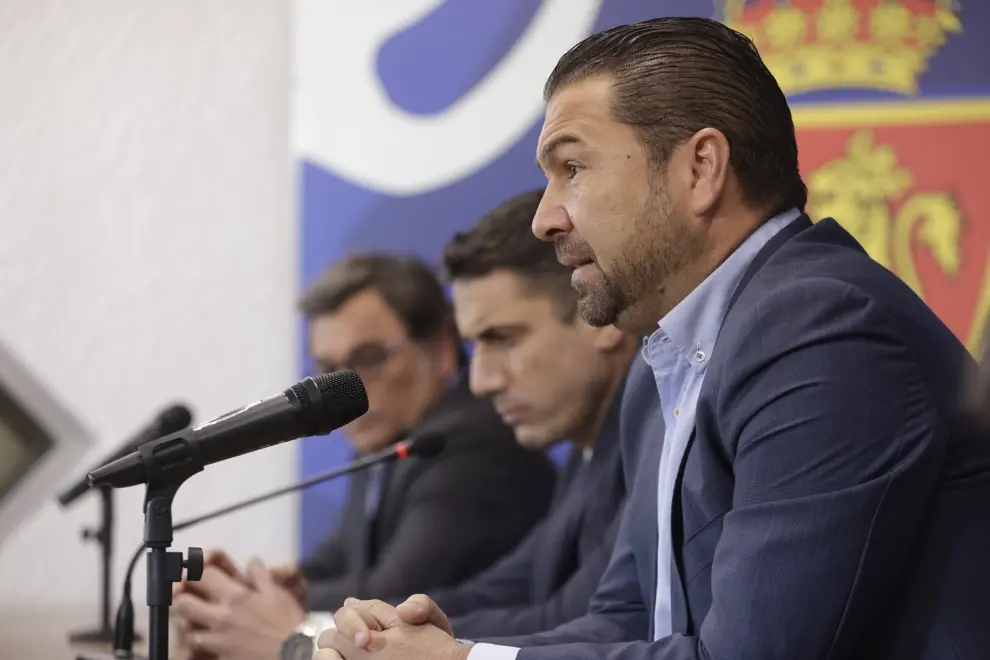 Presentación de Julio Velázquez, nuevo entrenador del Real Zaragoza, con el director deportivo Juan Carlos Cordero y el director general Raúl Sanllehí (izquierda)