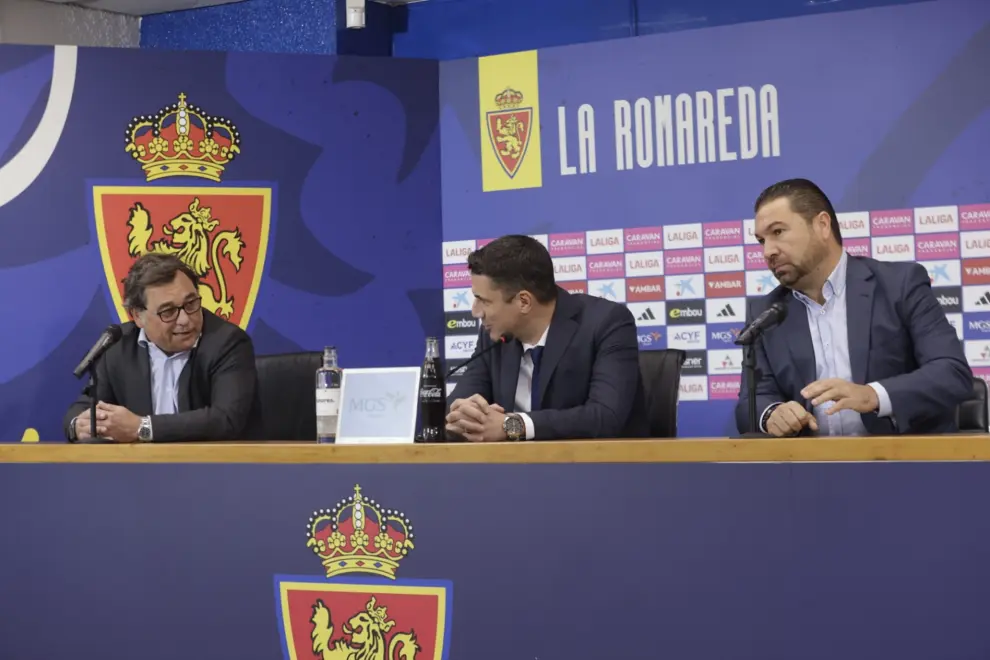 Presentación de Julio Velázquez, nuevo entrenador del Real Zaragoza, con el director deportivo Juan Carlos Cordero y el director general Raúl Sanllehí (izquierda)