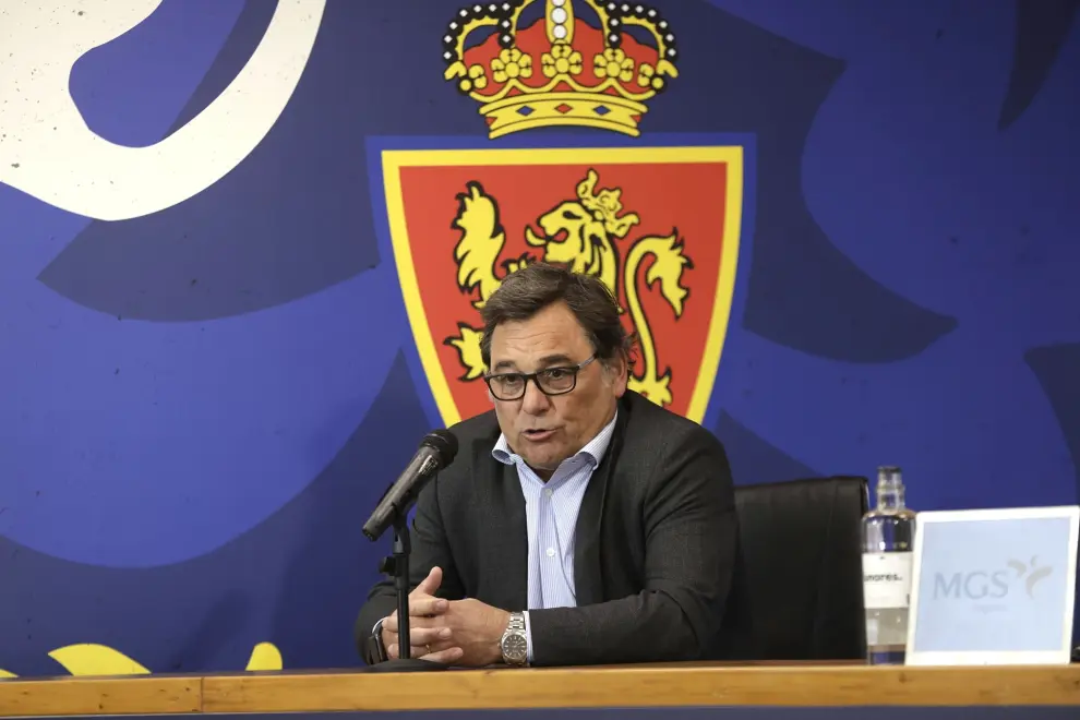 Presentación de Julio Velázquez, nuevo entrenador del Real Zaragoza: el director general Raúl Sanllehí (izquierda)