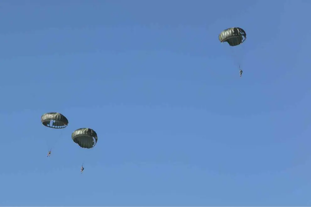 Varios paracaidistas toman tierra en los campos de cereal cercanos a Caudé.