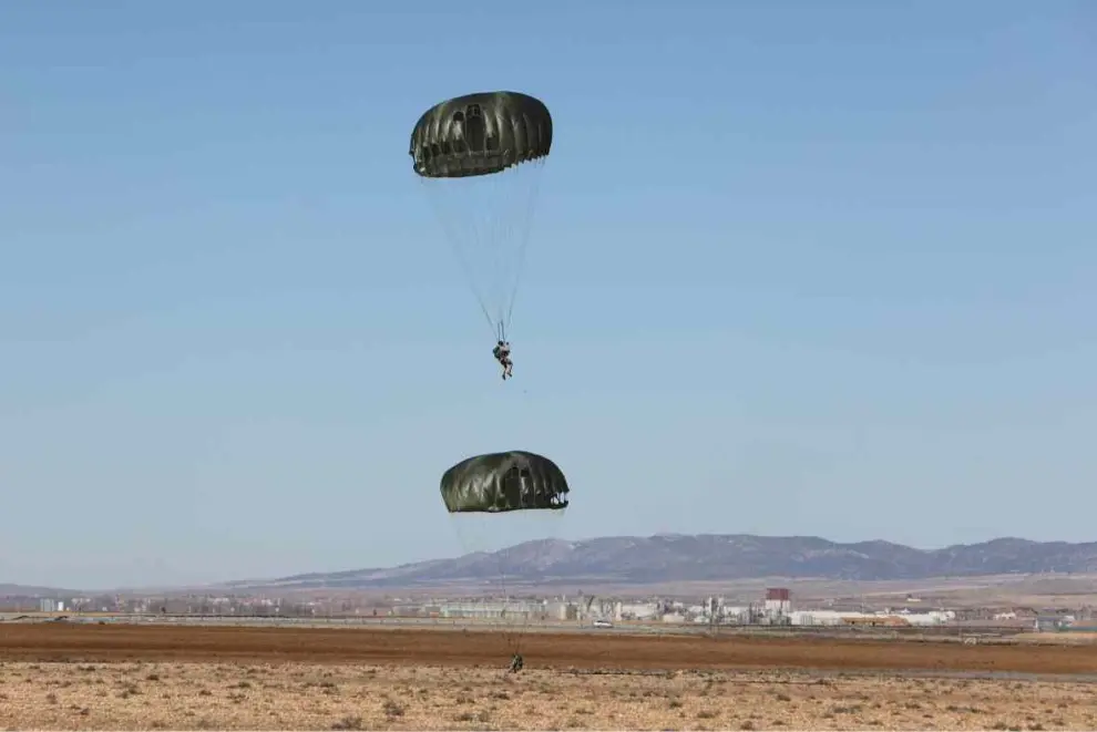 Varios paracaidistas toman tierra en los campos de cereal cercanos a Caudé.