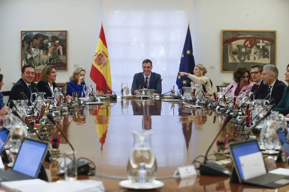El nuevo Gobierno se hace la 'foto de familia' y celebra su primer Consejo de Ministros