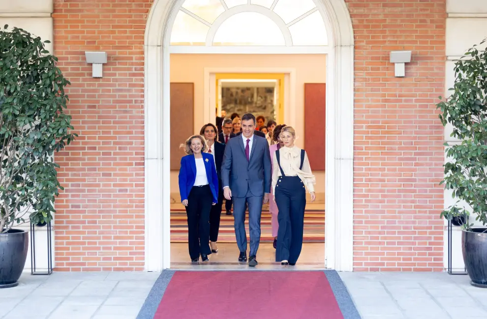 El nuevo Gobierno se hace la 'foto de familia' y celebra su primer Consejo de Ministros