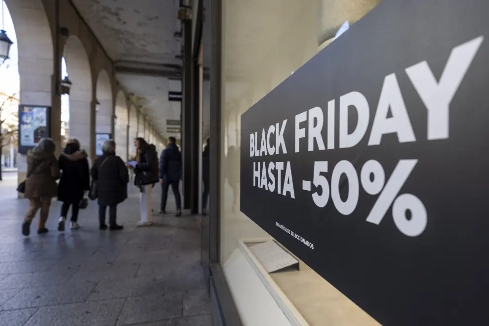Tiendas con carteles de ofertas por el 'Black Friday' 2023 en Zaragoza.