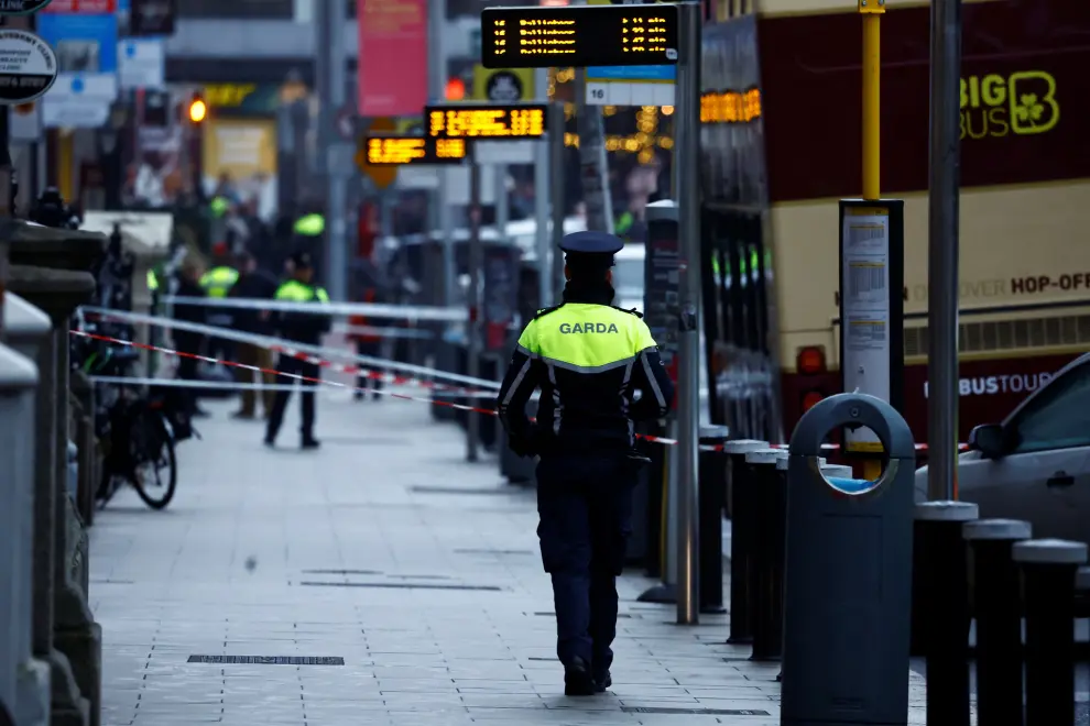 A police officer works near the scene of a suspected stabbing that left few children injured in Dublin, Ireland, November 23, 2023. REUTERS/Clodagh Kilcoyne [[[REUTERS VOCENTO]]]