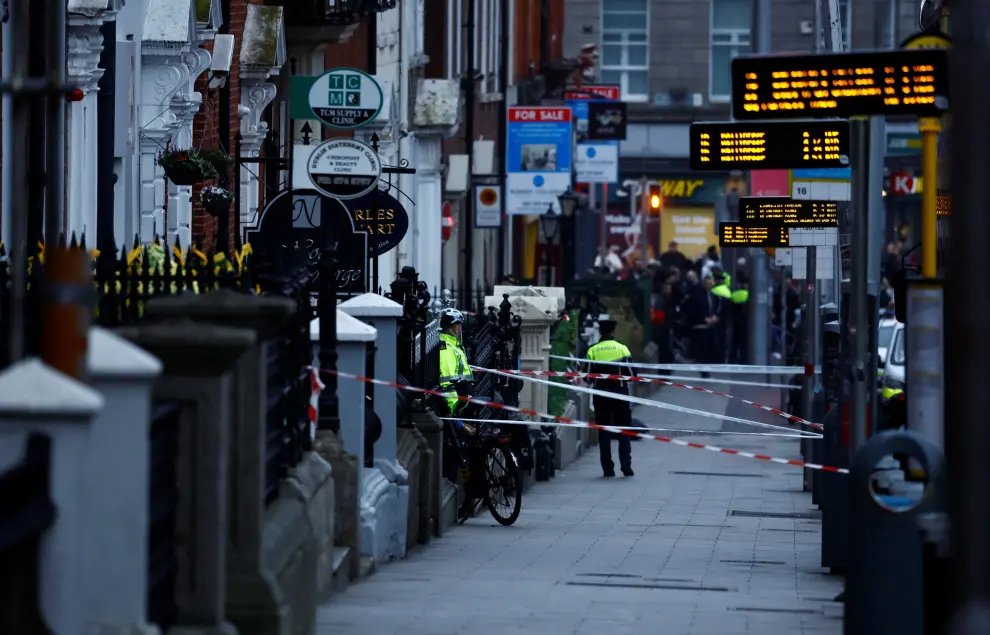 Police officers work near the scene of a suspected stabbing that left few children injured in Dublin, Ireland, November 23, 2023. REUTERS/Clodagh Kilcoyne [[[REUTERS VOCENTO]]]