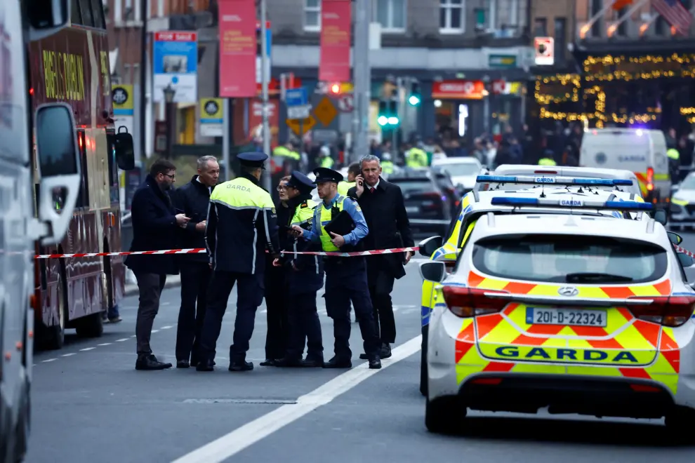 Police officers work at the scene of a suspected stabbing that left few children injured in Dublin, Ireland, November 23, 2023. REUTERS/Clodagh Kilcoyne [[[REUTERS VOCENTO]]]