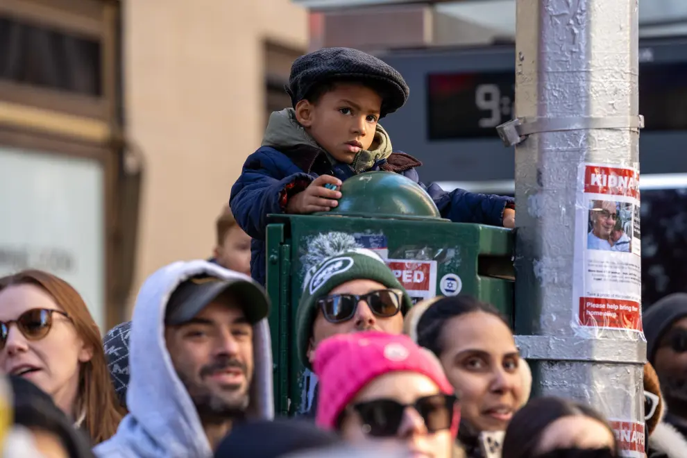 Un grupo de manifestantes se coló este jueves en el famoso desfile de Acción de Gracias en Nueva York y lo interrumpió durante unos minutos con una pancarta que instaba a "salvar Palestina y el planeta", aunque el evento no perdió su ambiente festivo y familiar y finalizó sin incidentes.