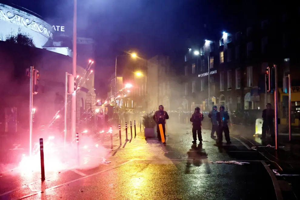 Fireworks are thrown at police officers as a riot breaks out following a school stabbing that left several children and adults injured, in Dublin, Ireland, November 23, 2023. REUTERS/Clodagh Kilcoyne [[[REUTERS VOCENTO]]] IRELAND-STABBING/