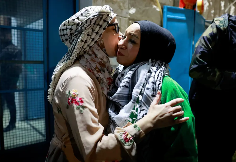 A released Palestinian prisoner kisses a loved one as she leaves the Israeli military prison, Ofer, after hostages-prisoners swap deal between Hamas and Israel near Ramallah in the Israeli-occupied West Bank November 24, 2023. REUTERS/Ammar Awad [[[REUTERS VOCENTO]]]