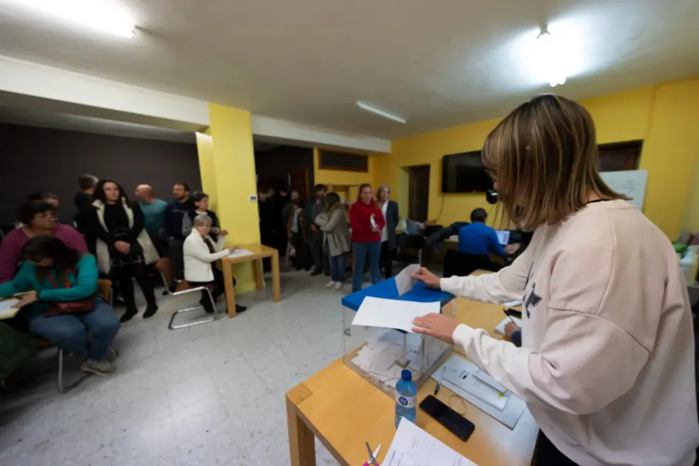 Los votantes han acudido a las urnas en Monroyo, donde el PP ha conseguido la victoria.