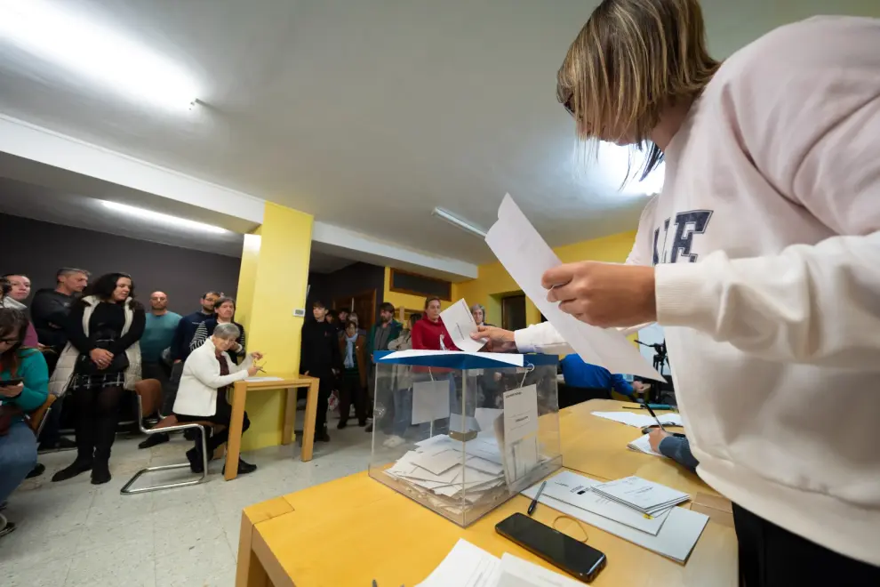 Los votantes han acudido hoy a las urnas en Monroyo, donde el PP ha conseguido la alcaldía.
