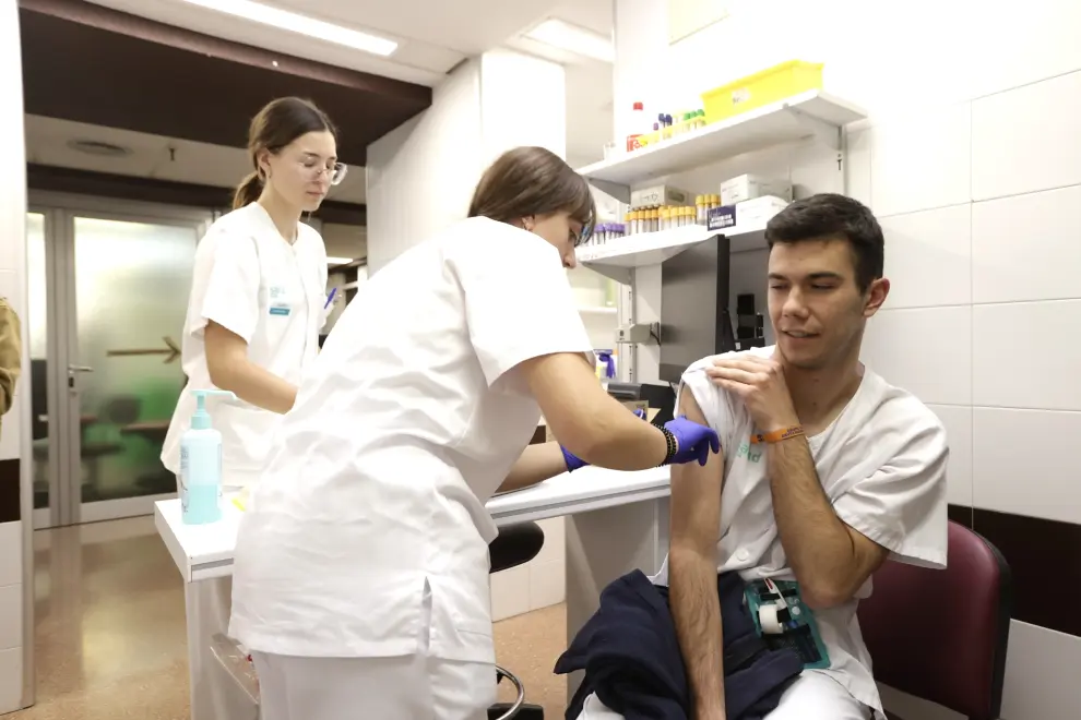 Estudiantes de Ciencias de la Salud se han vacunado este martes contra la gripe en el Hospital Clínico.
