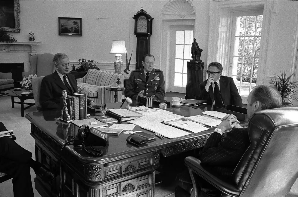 Kissinger en una reunión con el presidente Gerald R. Ford sobre la guerra de Vietnam