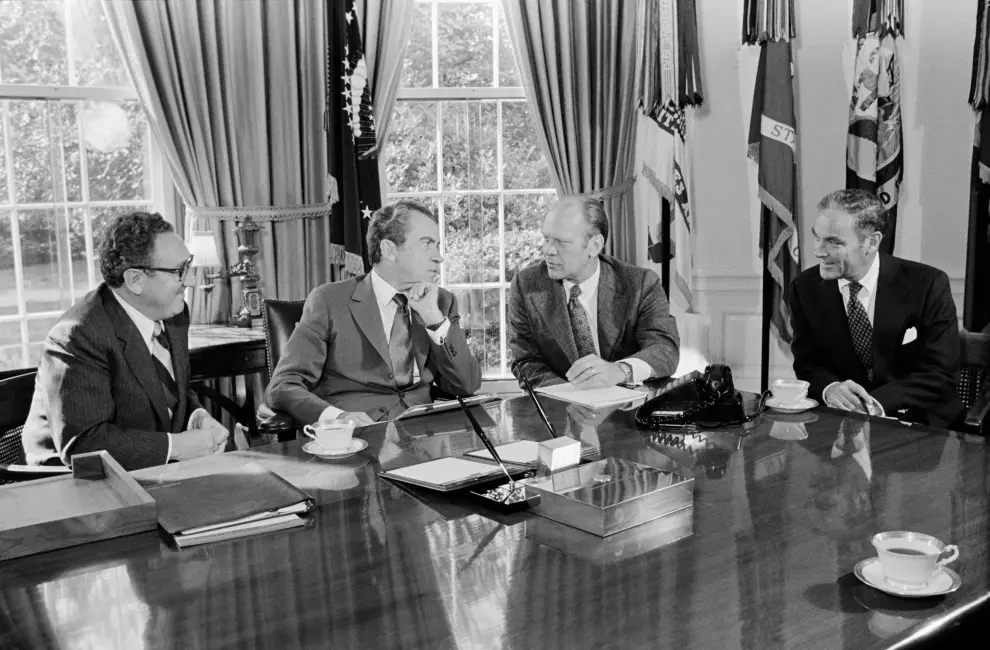 Kissinger junto al presidente estadounidense Richard Nixon y el vicepresidente Gerald Ford