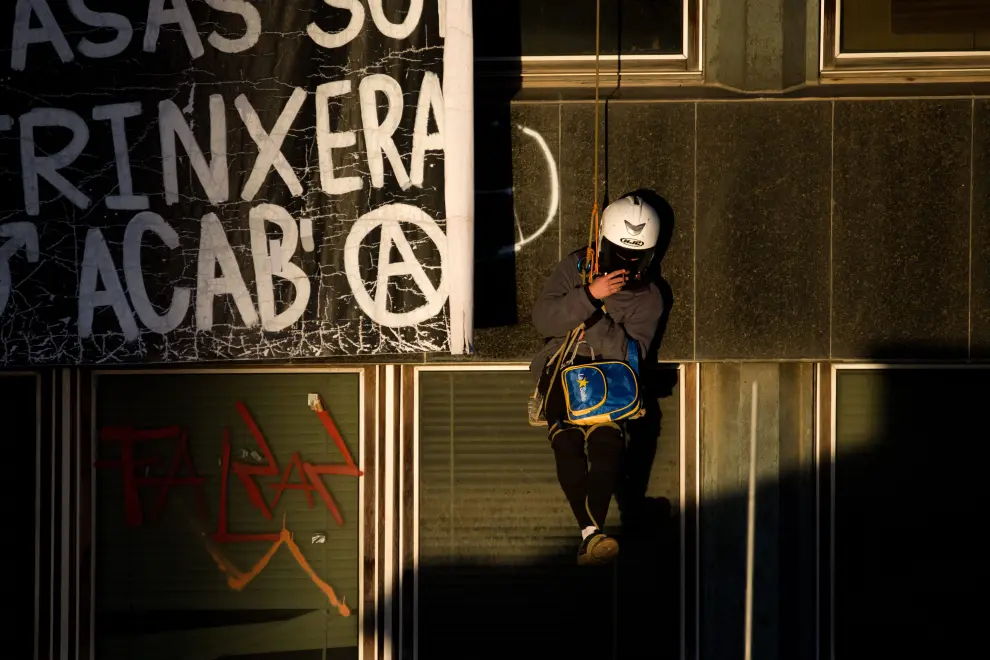 A squatter hangs as Police officers try to evict squatted buildings of Kubo and La Ruina in Barcelona, Spain, November 30, 2023. REUTERS/Albert Gea [[[REUTERS VOCENTO]]] SPAIN-EVICTION/SQUATTERS