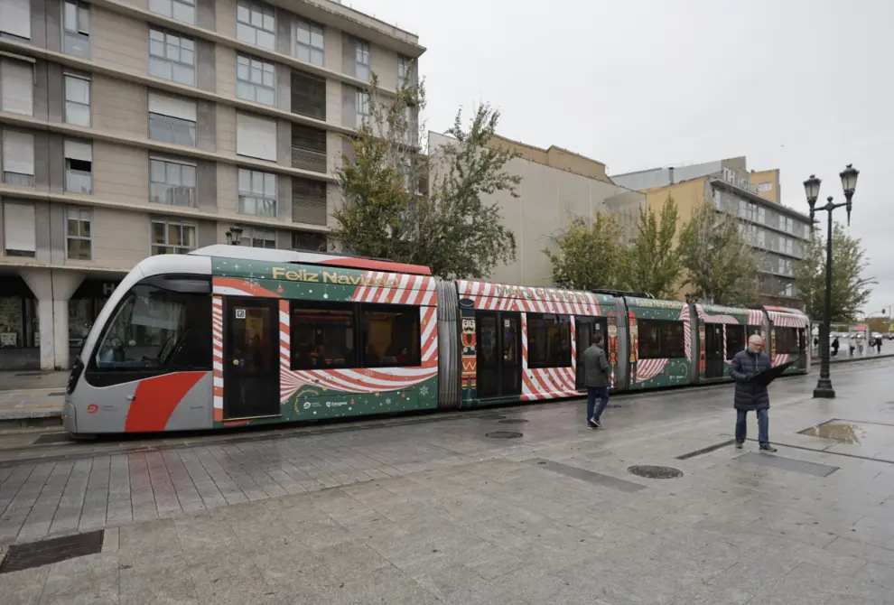 Tranvia de Zaragoza decorado por Navidad