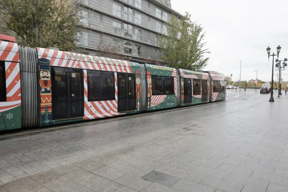 Tranvia de Zaragoza decorado por Navidad