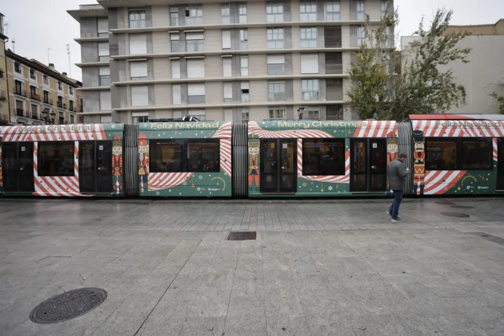 Tranvia de Zaragoza decorado por Navidad