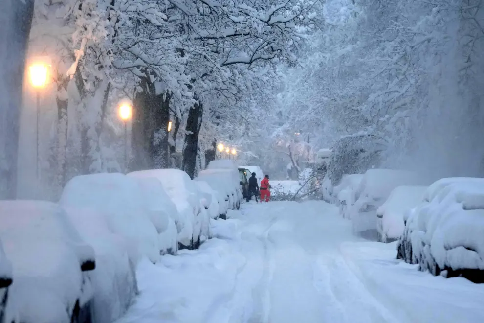Pedestrians stroll down a snow-covered street, Friday evening, Dec. 1, 2023, in Munich. (Sven Hoppe/dpa/dpa via AP) [[[AP/LAPRESSE]]]
