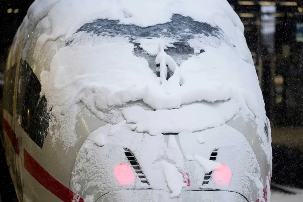 Snow covered trains are parked at the central station after heavy snow fall in Munich, Germany, Saturday, Dec. 2, 2023. (AP Photo/Matthias Schrader) [[[AP/LAPRESSE]]]