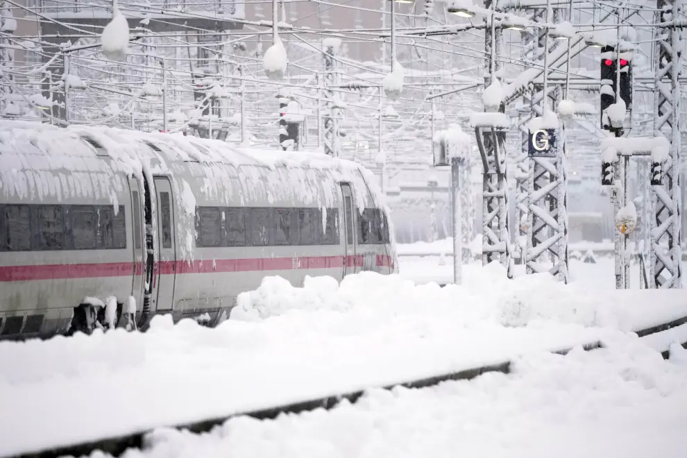 A snow covered train is parked at the central station after heavy snow fall in Munich, Germany, Saturday, Dec. 2, 2023. (AP Photo/Matthias Schrader) [[[AP/LAPRESSE]]]