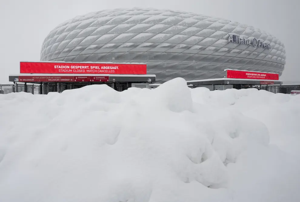 A regional train is parked at the central station after heavy snow fall in Munich, Germany, Saturday, Dec. 2, 2023. (AP Photo/Matthias Schrader) [[[AP/LAPRESSE]]]