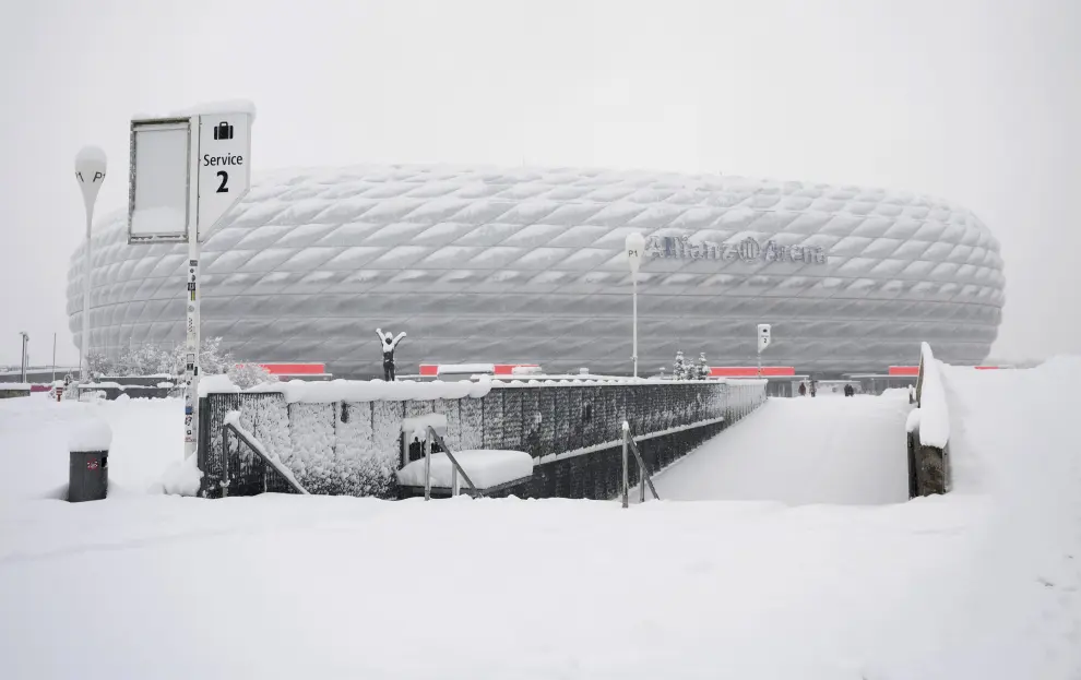A snow covered regional train is parked at the central station after heavy snow fall in Munich, Germany, Saturday, Dec. 2, 2023. (AP Photo/Matthias Schrader) [[[AP/LAPRESSE]]]